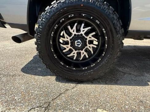 Used 2024 RAM 2500 Tradesman w/ Chrome Appearance Group AWD/4WD image 5