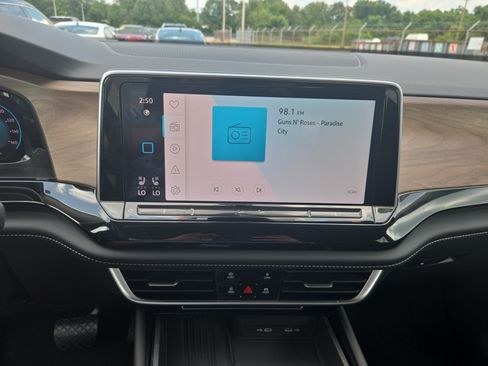 Used 2025 Volkswagen Atlas SE FWD image 15