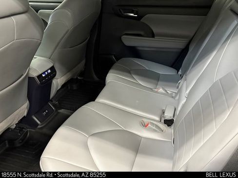 Used 2020 Toyota Highlander XLE FWD image 22