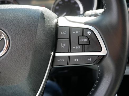 Used 2023 Toyota Highlander XLE AWD/4WD image 30
