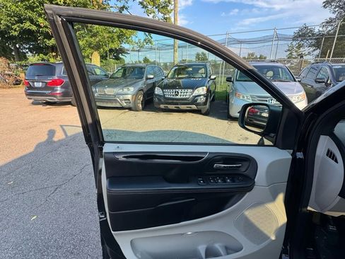 Used 2019 Dodge Grand Caravan SXT FWD image 15
