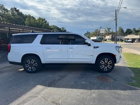 Used 2022 GMC Yukon XL AT4 image 4