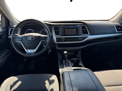 Used 2018 Toyota Highlander LE FWD image 12