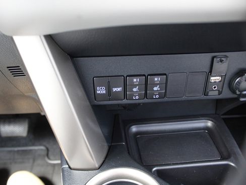 Used 2013 Toyota RAV4 Limited AWD/4WD image 27