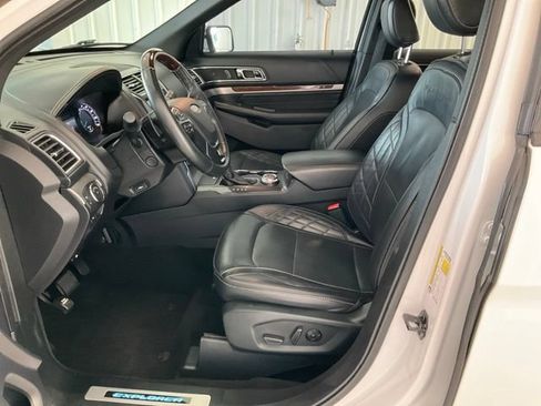 Used 2019 Ford Explorer Platinum AWD/4WD image 3