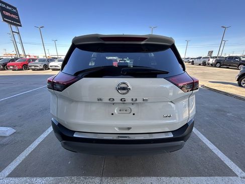 Used 2021 Nissan Rogue SV image 3