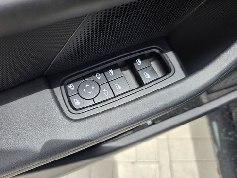 Used 2022 Porsche Taycan image 15