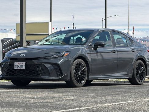 Used 2025 Toyota Camry SE FWD image 9