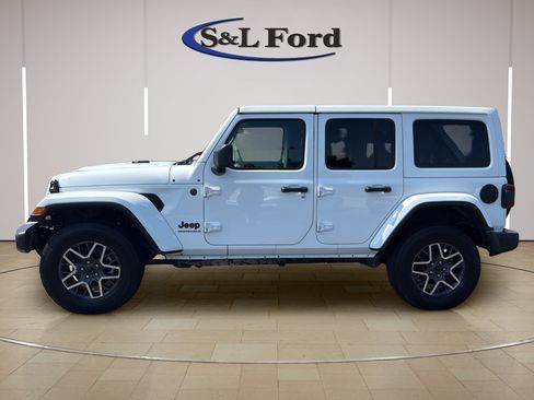 Used 2025 Jeep Wrangler Unlimited Sahara AWD/4WD image 3