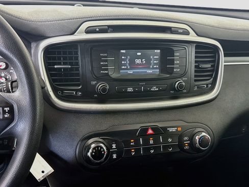 Used 2017 Kia Sorento FWD image 18