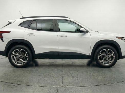 Used 2025 Chevrolet Trax LT FWD image 11