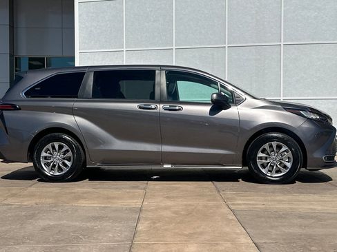 Certified 2022 Toyota Sienna XLE image 3