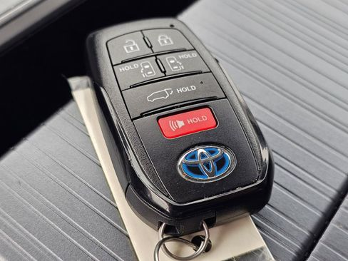 Used 2025 Toyota Sienna XLE image 29