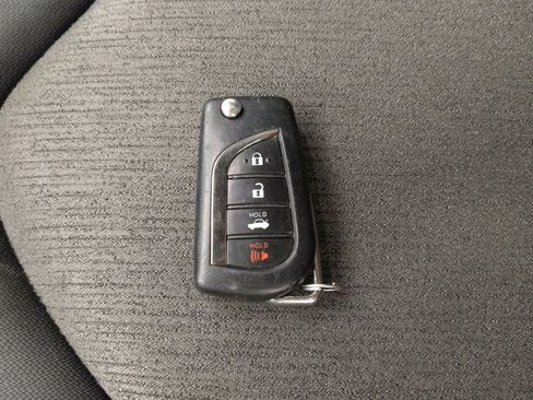 Used 2020 Toyota Camry LE image 32