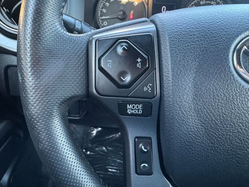 Used 2018 Toyota Tacoma TRD Sport image 11