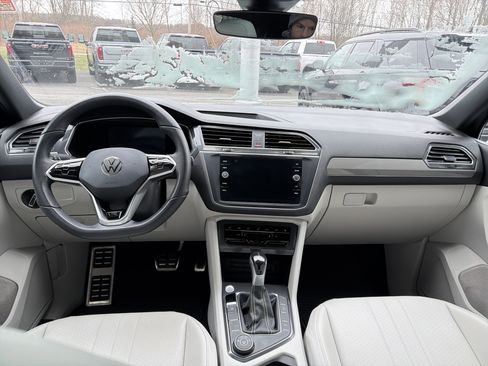 Used 2023 Volkswagen Tiguan SE R-Line image 11