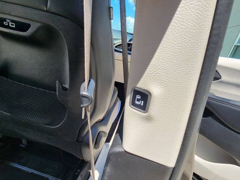 Used 2022 Chrysler Pacifica Touring-L FWD image 21