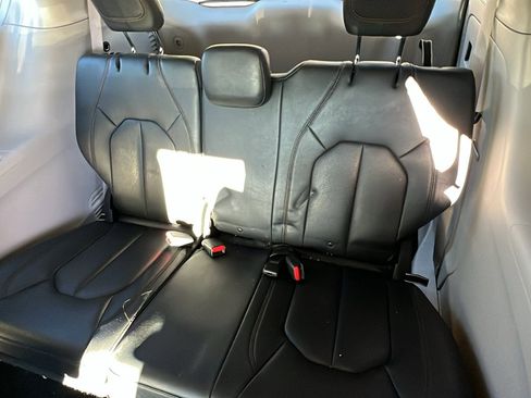 Used 2020 Chrysler Pacifica Touring-L image 24