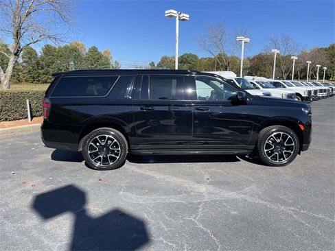 Used 2023 Chevrolet Suburban RST w/ Sport Performance Package image 38