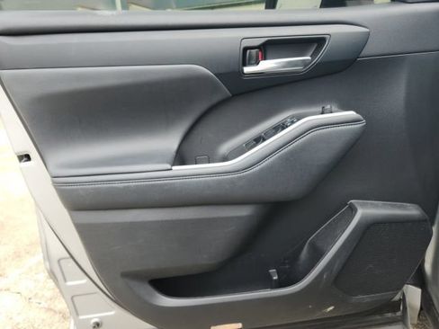 Used 2022 Toyota Highlander XSE FWD image 30