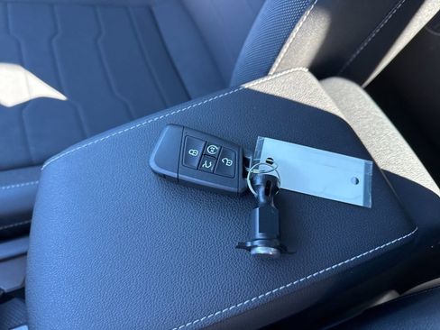 Certified 2025 Volkswagen Taos SE image 30