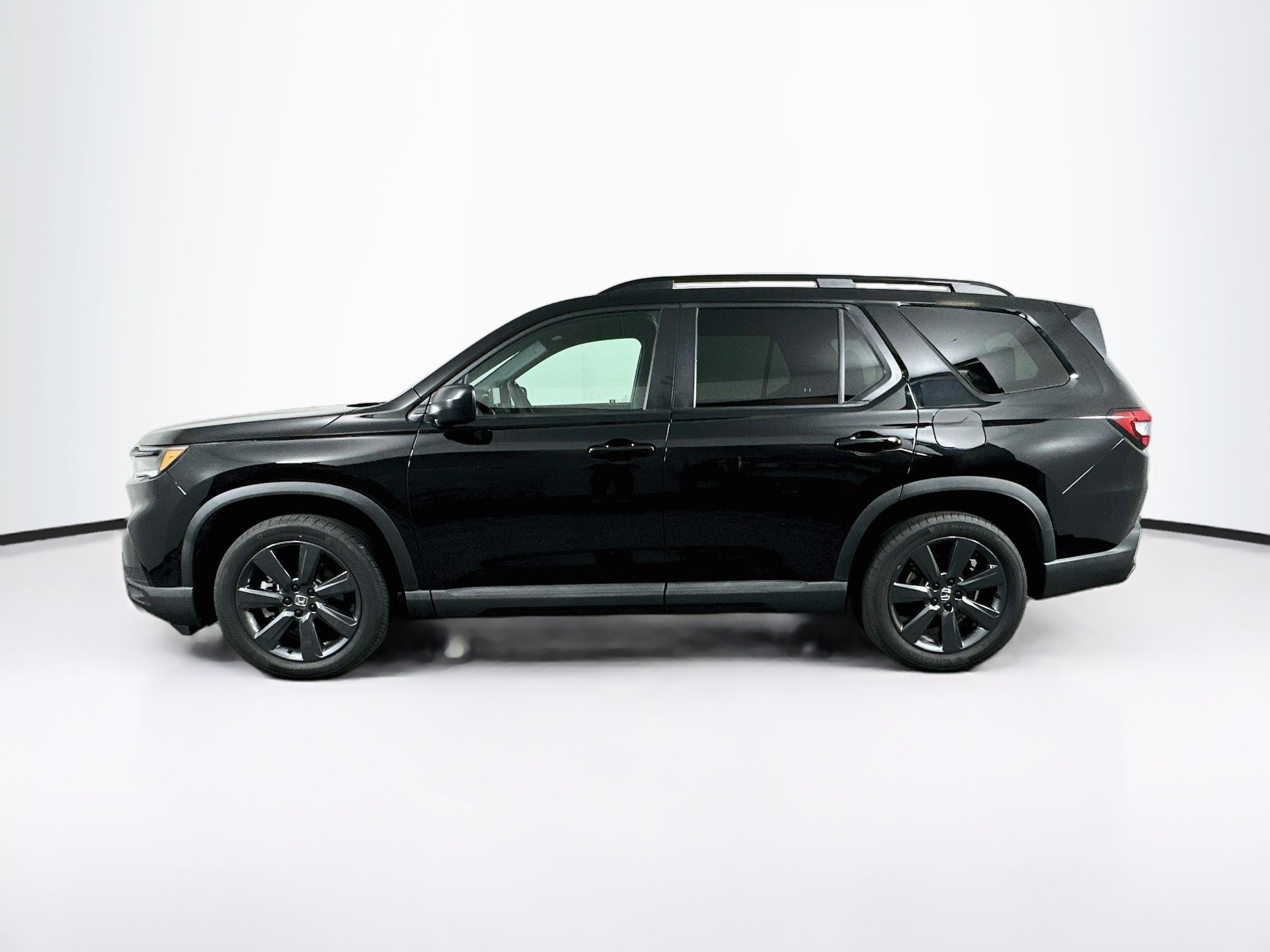 Used 2025 Honda Pilot Sport image 4