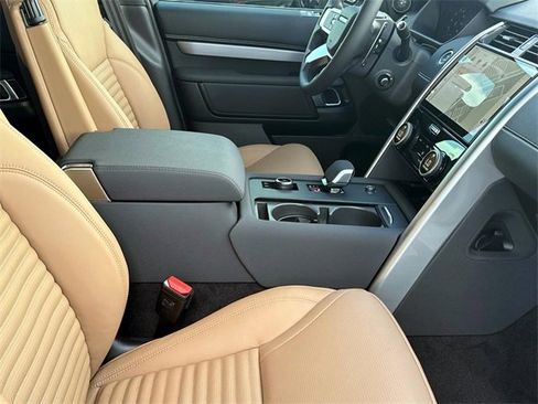 New 2025 Land Rover Discovery Dynamic SE image 8