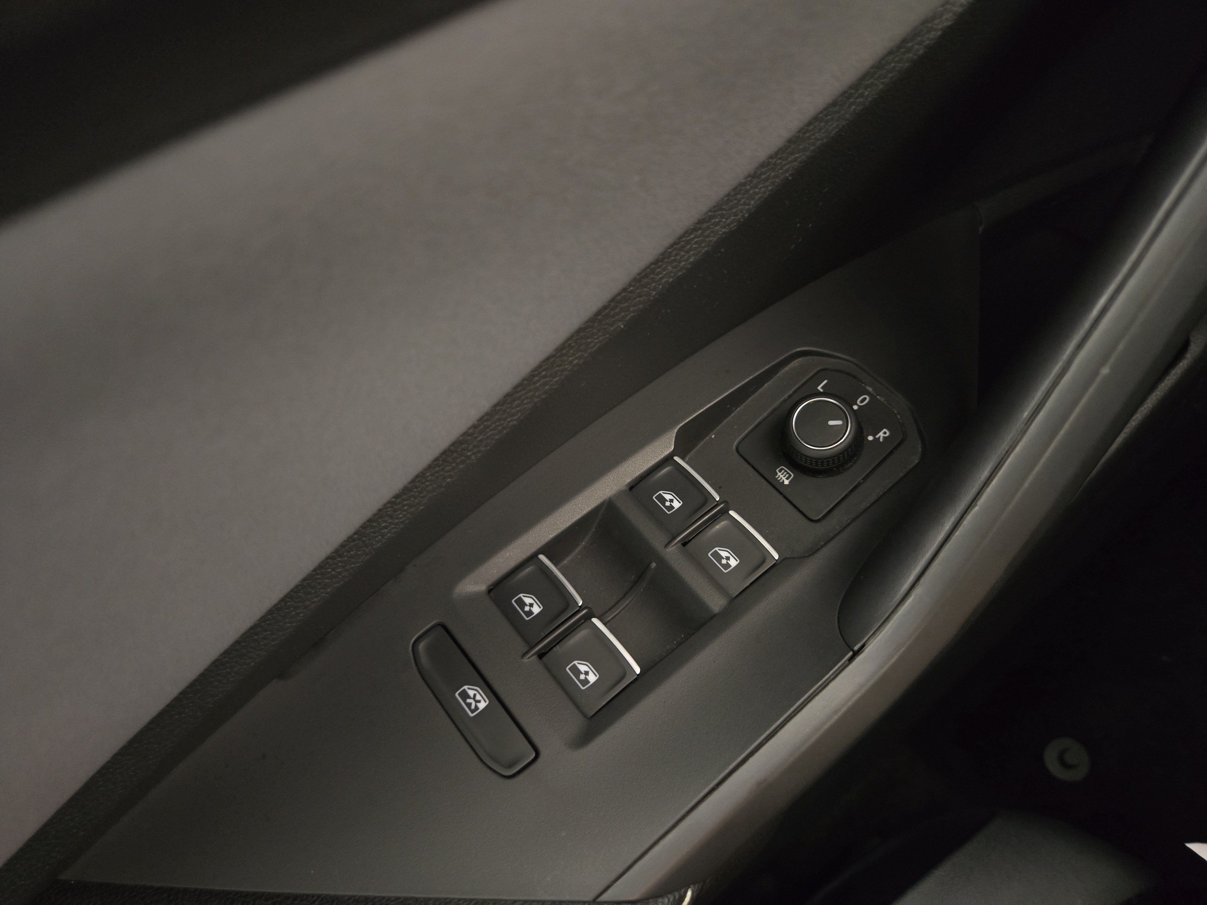 Used 2025 Volkswagen Jetta SE FWD image 25