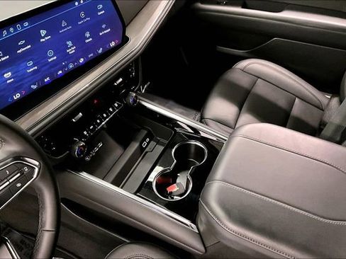 Used 2025 Chevrolet Suburban Z71 image 16