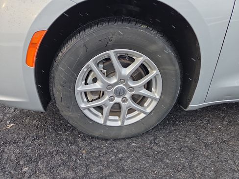 Used 2024 Chrysler Pacifica Touring-L image 11