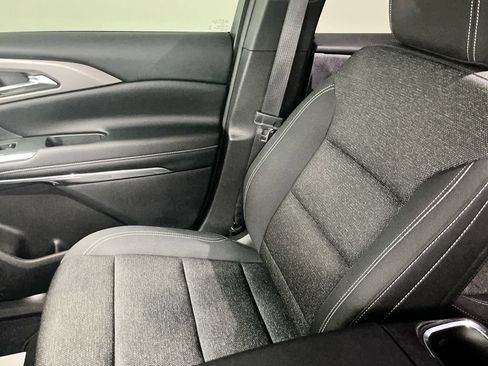 Used 2025 Chevrolet Traverse LT FWD image 28