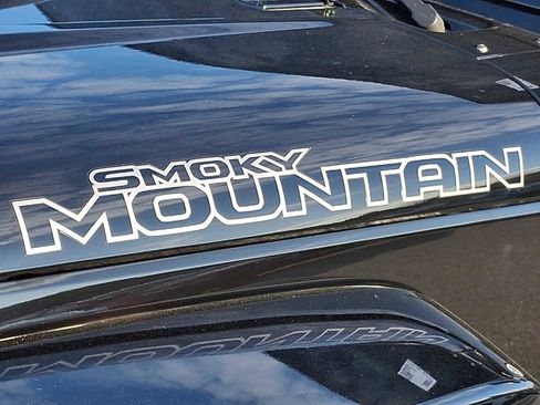 Used 2017 Jeep Wrangler Unlimited Sahara image 28