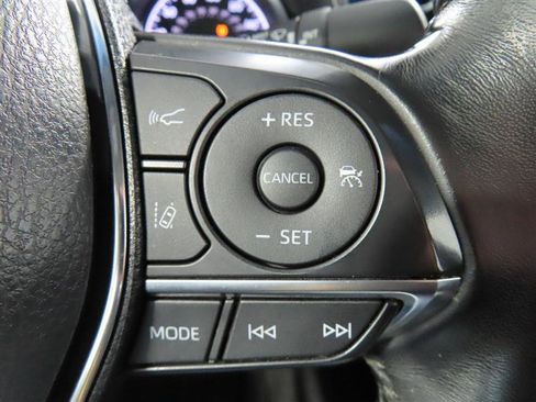 Used 2020 Toyota Camry XLE image 21