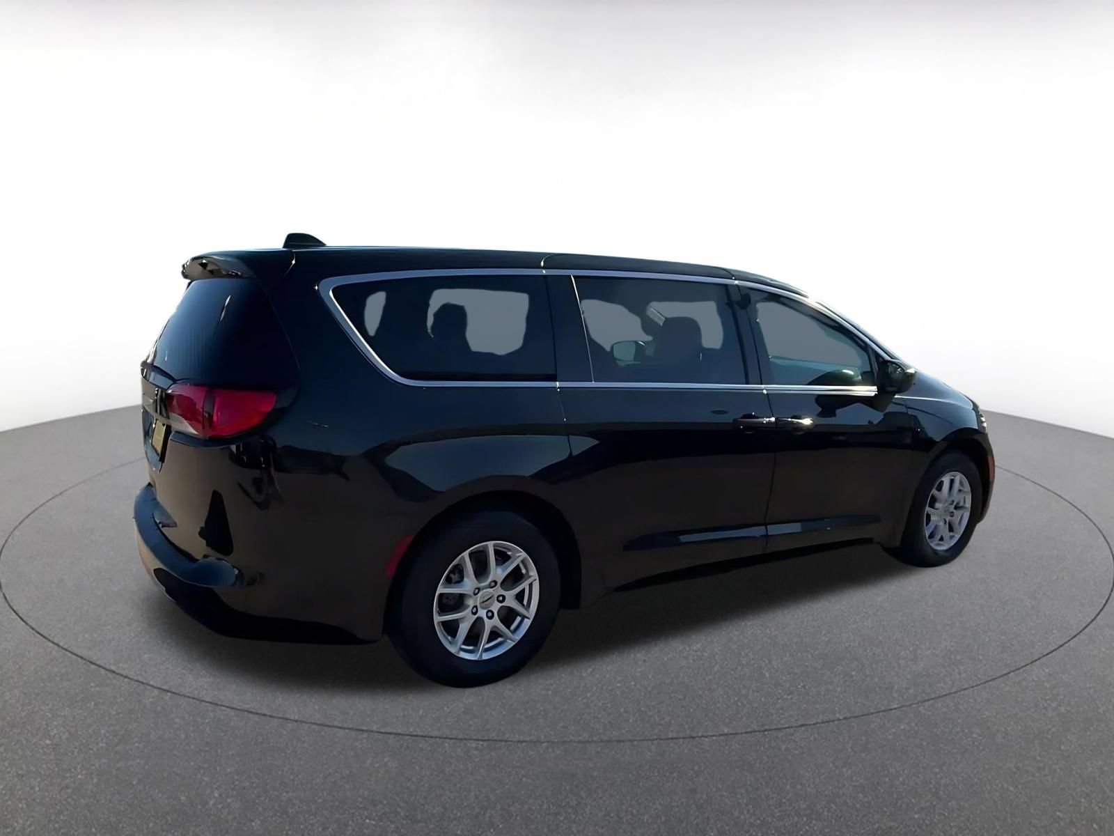 Used 2023 Chrysler Voyager LX FWD image 14