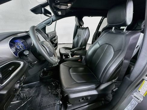 Used 2025 Chrysler Pacifica Select FWD image 16