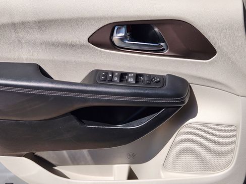 Used 2023 Chrysler Voyager LX image 30