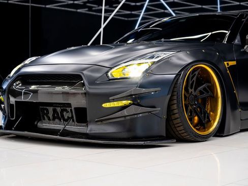 Used 2015 Nissan GT-R Black Edition image 4