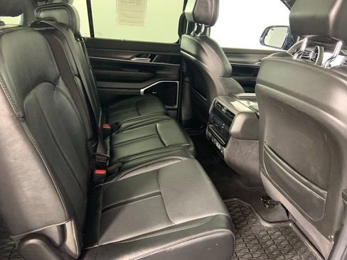 Used 2023 Jeep Wagoneer L Series III w/ Premium Group I AWD/4WD image 17