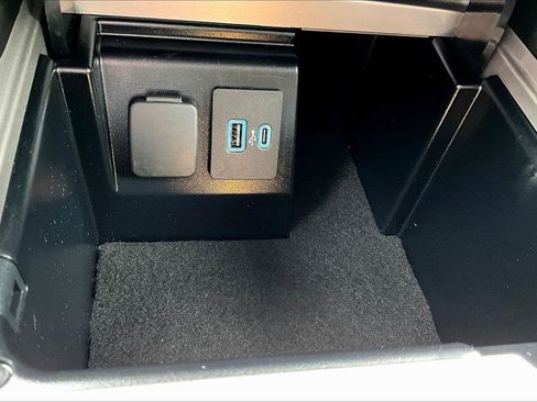 Used 2023 Ford Explorer XLT image 33