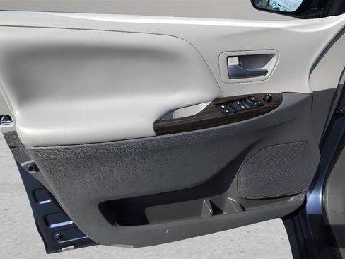 Used 2017 Toyota Sienna XLE Premium w/ Outdoor Package AWD/4WD image 9