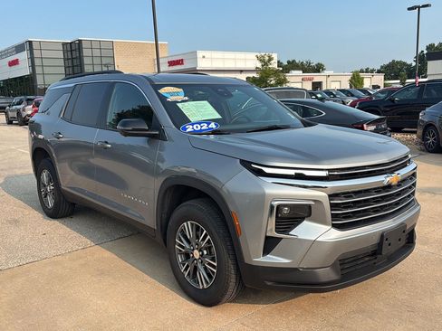 Used 2024 Chevrolet Traverse LT AWD/4WD image 1
