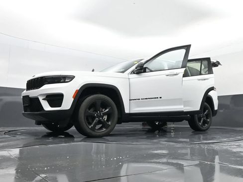 Used 2023 Jeep Grand Cherokee Altitude AWD/4WD image 34