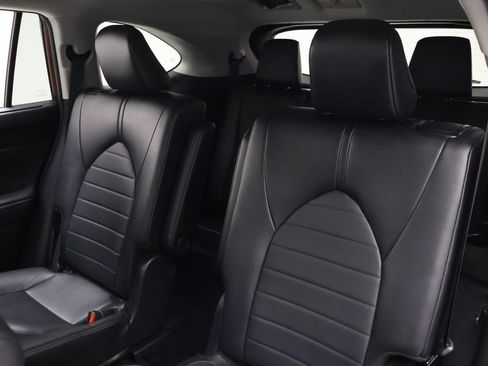 Used 2024 Toyota Highlander XLE FWD image 18
