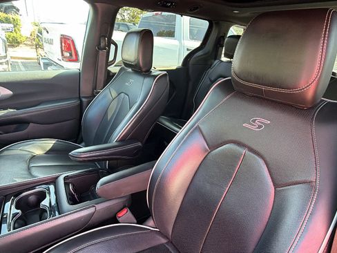 Used 2025 Chrysler Pacifica Limited FWD image 17