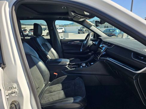 Used 2023 Jeep Grand Cherokee Altitude AWD/4WD image 10