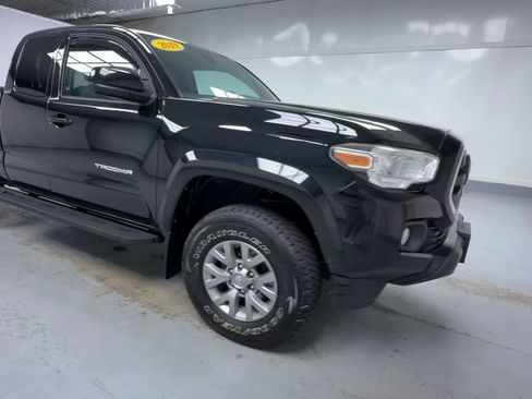 Certified 2019 Toyota Tacoma SR5 AWD/4WD image 2