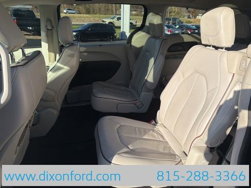 Used 2020 Chrysler Pacifica Limited image 22