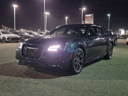 Used 2018 Chrysler 300 S image 6