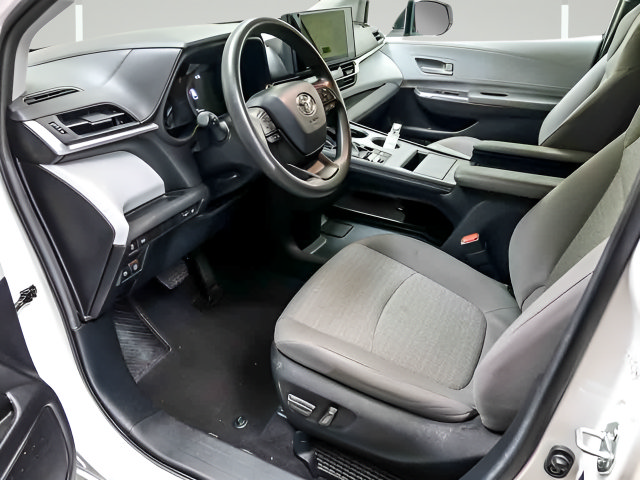 Certified 2025 Toyota Sienna LE FWD image 9