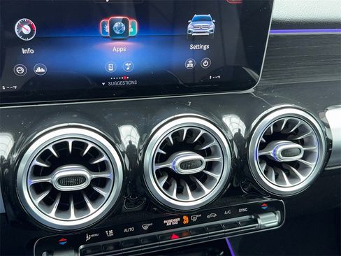 Used 2021 Mercedes-Benz GLB 250 w/ Premium Package image 24